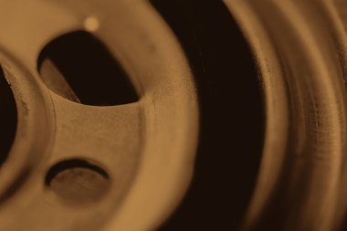 Yağ filtresinin tek renkli arka plan görüntüsü kapatın. Sepya tonlarında makro fotoğrafçılıkta otomatik bölümden sanat.