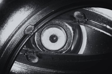 Gri tonlama steampunk tarzında Olağandışı robotik göz. Odaklanmış robot görünümü. Tek renkli arka plan deseni yakın çekim.