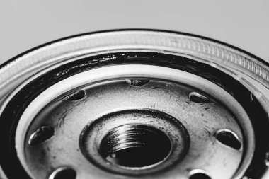 Yağ filtresinin tek renkli arka plan görüntüsü kapatın. Gri tonlama otomatik parçası Sanat makro fotoğraf.