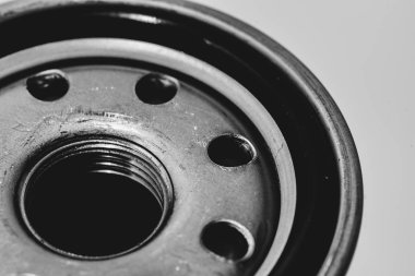 Yağ filtresinin tek renkli arka plan görüntüsü kapatın. Gri tonlamada makro fotoğrafçılıkta otomatik bölümden resim.