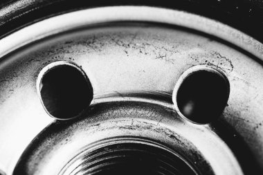 Yağ filtresinin tek renkli arka plan görüntüsü kapatın. Gri tonlama otomatik parçası Sanat makro fotoğraf.