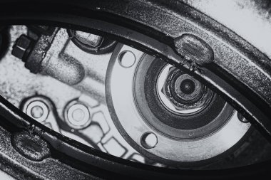 Gri tonlama steampunk tarzında Olağandışı robotik göz. Odaklanmış robot görünümü. Tek renkli arka plan deseni yakın çekim.