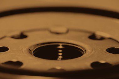 Yağ filtresinin tek renkli arka plan görüntüsü kapatın. Sepya tonlarında makro fotoğrafçılıkta otomatik bölümden sanat.