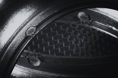 Gri tonlama steampunk tarzında Olağandışı robotik göz. Boş robot bakışı. Tek renkli arka plan deseni yakın çekim.