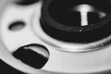 Yağ filtresinin tek renkli arka plan görüntüsü kapatın. Gri tonlamada makro fotoğrafçılıkta otomatik bölümden resim.