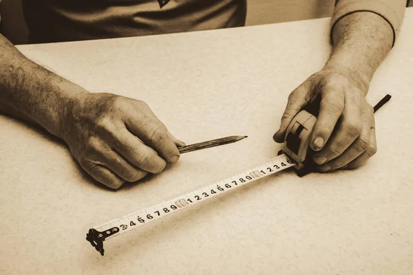 Kezében Idős Dolgozó Ember Ceruzával Rulett Közelről Szépia Hangokat Monokróm — Stock Fotó