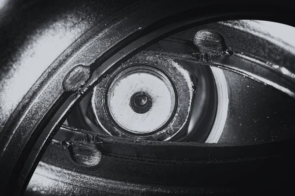 Gri tonlama steampunk tarzında Olağandışı robotik göz. Odaklanmış robot görünümü. Tek renkli arka plan deseni yakın çekim.