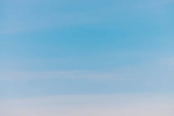 Mavi gün açık gökyüzü ışık bulutları ile. Gökyüzünün pürüzsüz mavi beyaz degradesi. Harika bir hava. Sabahın arka planı. Cennet sabah kopya alanı ile. Biraz bulutlu bir zemin. Berrak günün atmosferi.