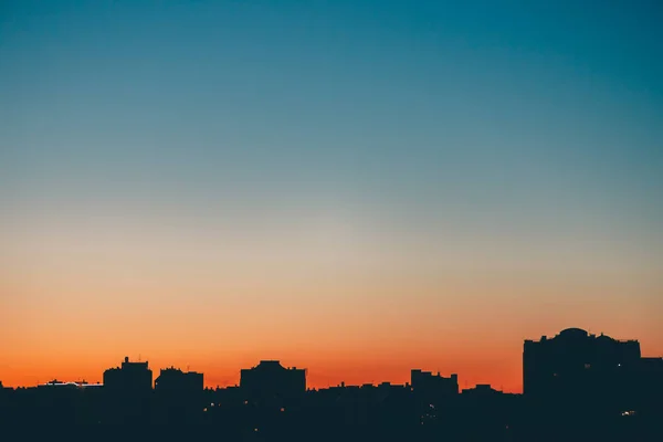 Cityscape Nádhernou Barvitě Svítáním Úžasná Modrá Obloha Oranžově Slunečným Světlem — Stock fotografie