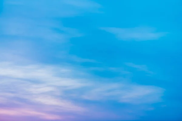 Cielo Atardecer Con Nubes Luz Lila Rosa Gradiente Cielo Blanco — Foto de Stock