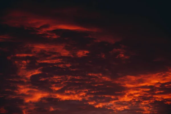 Feuerrote Blutvampire Dämmern Erstaunliche Warme Dramatische Feuer Bewölkten Himmel Leuchtend — Stockfoto