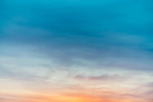 Zachód Słońca Niebo Fioletowymi Żółtymi Chmurami Światła Kolorowe Gładkie Błękitne — Zdjęcie stockowe