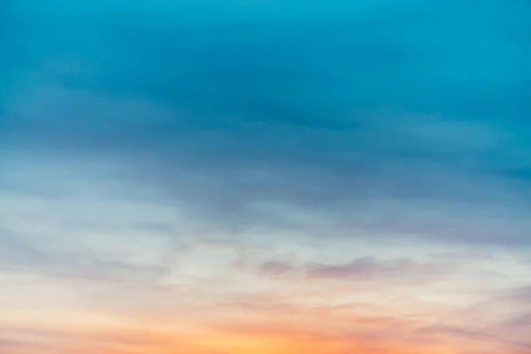 Céu Pôr Sol Com Nuvens Luz Amarela Violeta Gradiente Céu — Fotografia de Stock