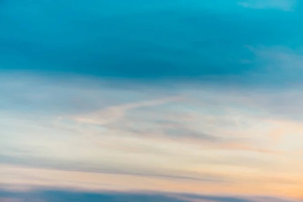 Cielo Atardecer Con Nubes Luz Amarillas Anaranjadas Gradiente Cielo Azul — Foto de Stock