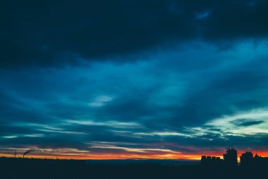 Harika varicolored canlı şafak ile Cityscape, kopya alanı