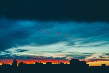 Harika varicolored canlı şafak ile Cityscape, kopya alanı