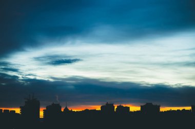 Harika varicolored canlı şafak ile Cityscape, kopya alanı