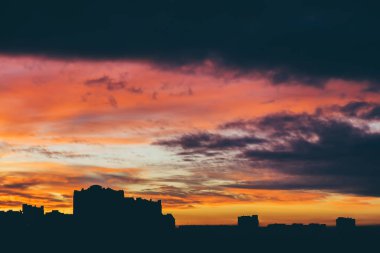 Harika varicolored canlı şafak ile Cityscape, kopya alanı