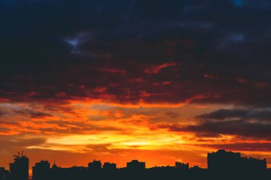 Harika varicolored canlı şafak ile Cityscape, kopya alanı