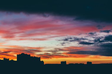 Harika varicolored canlı şafak ile Cityscape, kopya alanı