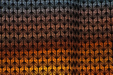 Tül doku siluetleri arkasında pencerede Inanılmaz romantik gün batımı