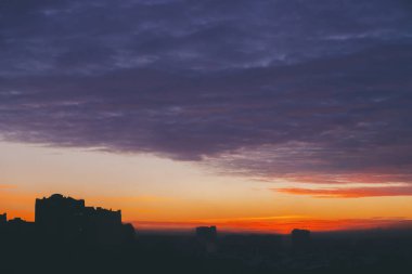 Harika varicolored ateşli şafak ile Cityscape, uzay kopyalamak
