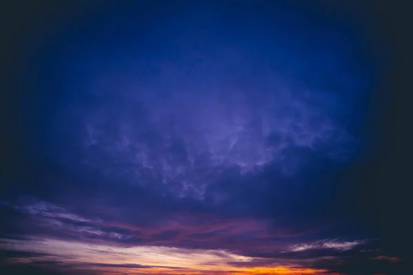 Incroyable Ciel Nuageux Bleu Violet Dessus Des Silhouettes Sombres Des — Photo