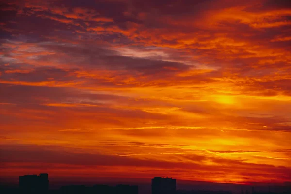 Erstaunliche Warme Dramatische Wolkenverhangene Himmel Über Dunklen Silhouetten Von Städtischen — Stockfoto