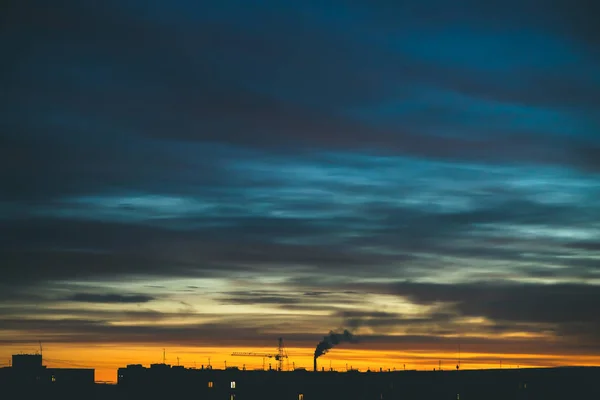 Paisaje Urbano Con Maravilloso Amanecer Vívido Varicolor Espacio Copia — Foto de Stock