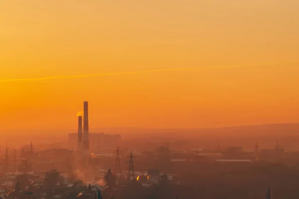 Smog Pokryte Sylwetki Budynków Podczas Wschodu Słońca — Zdjęcie stockowe