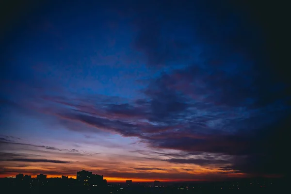 Paysage Urbain Aube Chaude Vive Incroyable Ciel Nuageux Bleu Violet — Photo