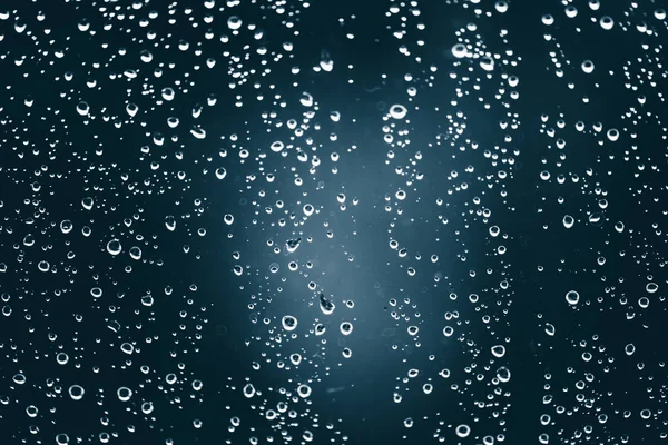 Vidrio Ventana Sucio Con Gotas Lluvia Fondo Azul Atmosférico Con — Foto de Stock