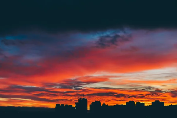 Paisaje Urbano Con Maravilloso Amanecer Vívido Varicolor Increíble Cielo Nublado — Foto de Stock