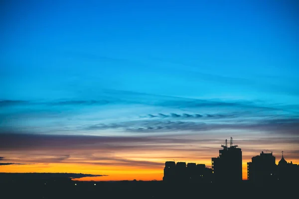 Stadtbild Mit Herrlich Buntem Lebendigem Morgengrauen Atemberaubend Dramatischer Blauer Himmel — Stockfoto