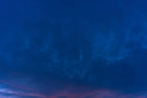Şaşırtıcı Dramatik Mavi Bulutlu Gökyüzü Gece Bulutlu Havalarda Gecenin Atmosferik — Stok fotoğraf