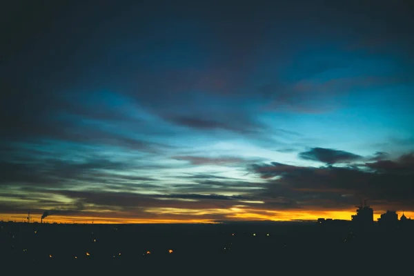 Cityscape Wspaniałym Różnokolorowoe Żywy Świt Niesamowite Dramatyczne Niebieskie Zachmurzone Niebo — Zdjęcie stockowe
