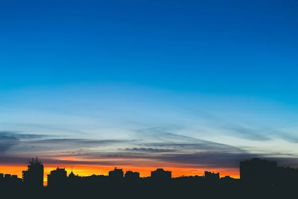 다양한 생생한 새벽과 건물의 어두운 실루엣 보라색과 보라색 놀라운 극적인 — 스톡 사진
