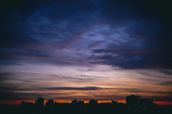 Cityscape Żywy Ciepły Świt Niesamowite Dramatyczne Błękitne Fioletowe Zachmurzone Niebo — Zdjęcie stockowe