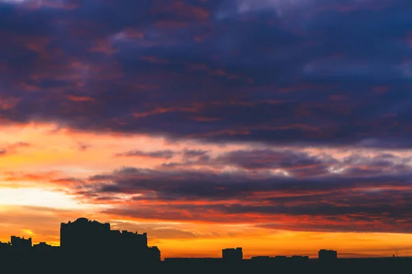 Cityscape Nádhernou Svěží Ohnivou Ranní Rozedněním Úžasné Dramatické Pestrobarevné Oblačné — Stock fotografie