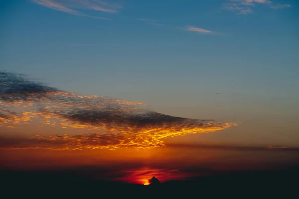 Sol Brilla Las Nubes Maravilloso Amanecer Hermosa Puesta Sol Naranja — Foto de Stock