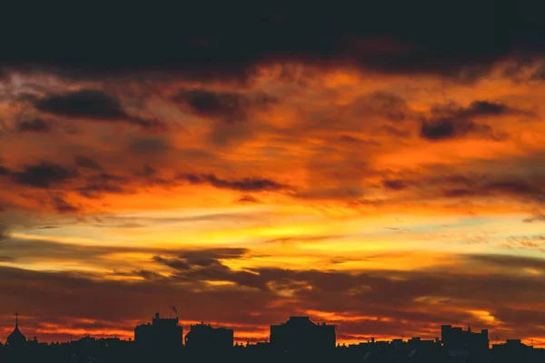 생생한 새벽와 도시입니다 놀라운 따뜻한 극적인 건물의 어두운 실루엣 오렌지 — 스톡 사진