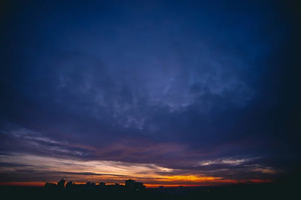 Cityscape Żywy Ciepły Świt Niesamowite Dramatyczne Błękitne Fioletowe Zachmurzone Niebo — Zdjęcie stockowe