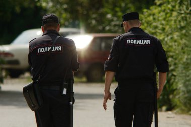 Rusya, Barnaul Şehri - 8 Temmuz 2014: İki Rus polis memuru taşra kasabasının caddesinde devriye geziyor