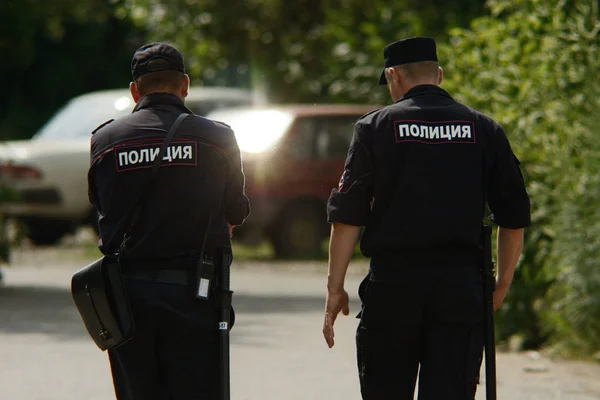 Rusya, Barnaul Şehri - 8 Temmuz 2014: İki Rus polis memuru taşra kasabasının caddesinde devriye geziyor