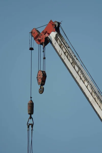 Kran Auf Klarem Blauem Himmel Hintergrund Baumaschinen Nahaufnahme — Stockfoto