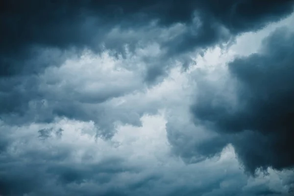 폭풍우 가치는 구름낀 하늘을 배경으로 자연의 — 스톡 사진