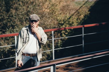 Demiryolu köprüsünde akustik gitarlı bluesman