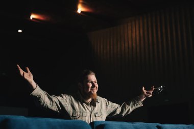 Kültür evinde gözlüklü, vahşi, mutlu bir adam.