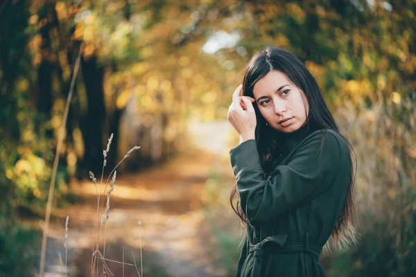 Kobiecy Portret Piękna Otoczony Żywymi Liśćmi — Zdjęcie stockowe