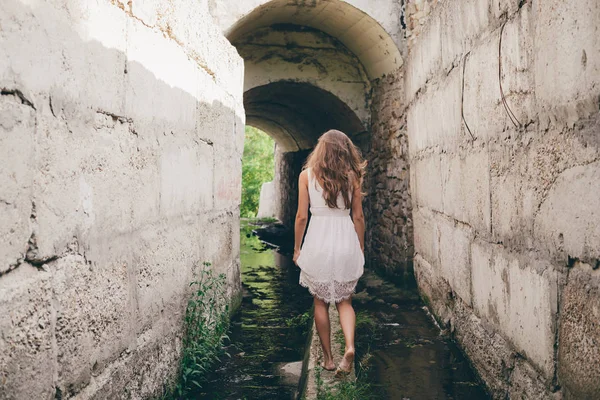 Hermosa Chica Inspirada Con Pelo Rizado Natural Vestido Blanco Está — Foto de Stock